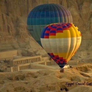 Air Balloon over Hatshebsut temple, Luxor, Egypt_ hot air ballon luxor
