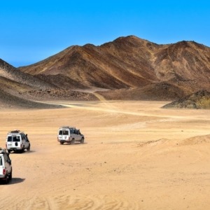 jeep-safari-blue-hole-adventure-abo-galom-axatour-1 jeep safari