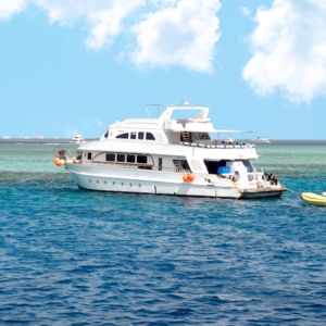 a-snorkeling-boat trip-orang bay-axa tours